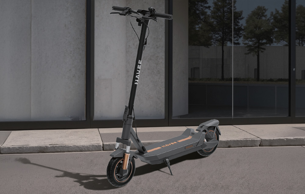 Hulajnoga elektryczna NAVEE GT5 Pro zaparkowana przed nowoczesnym budynkiem na dedykowanej podpórce.